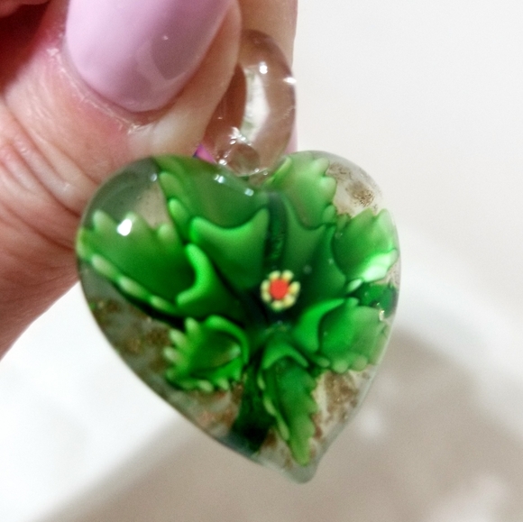 3D green flower heart shaped pendant - Picture 2 of 3